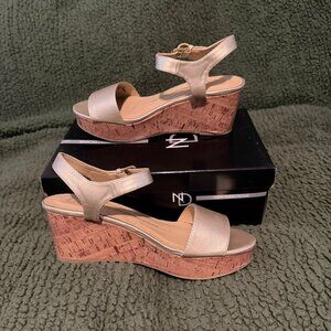 NEW DIRECTIONS Black Strappy Wedge Sandals Gold Size 7.5